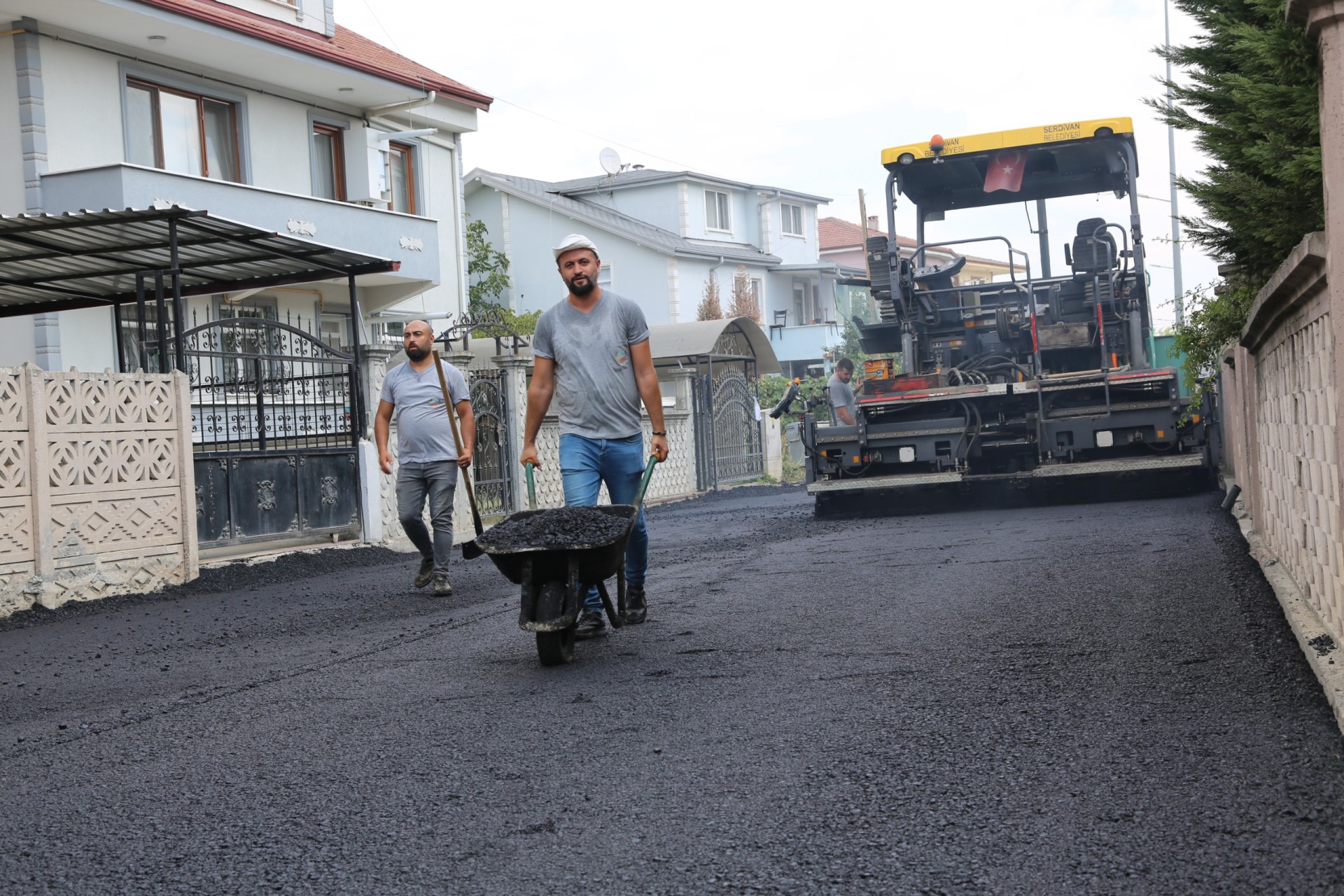 Serdivan’da Asfalt Mesaisi Sürüyor